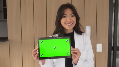 hermosa mujer asiática sosteniendo una tableta sonriendo vertical de madera bg lento