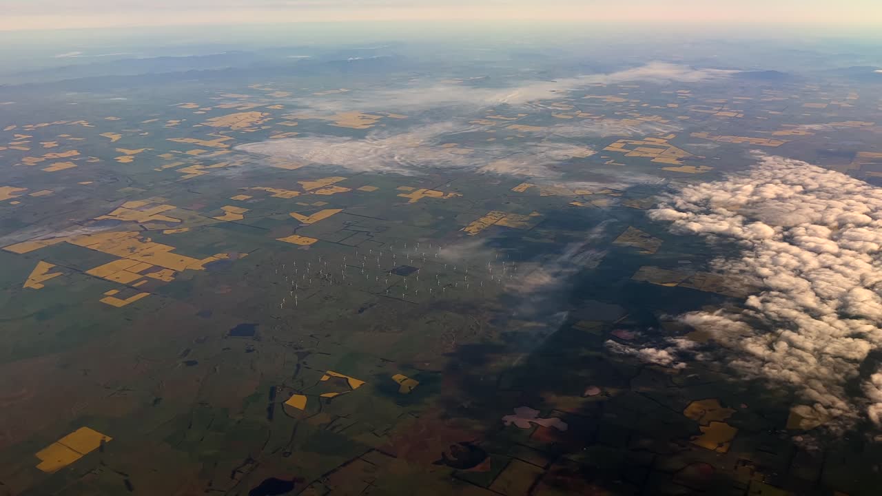 широкий воздушный снимок ветряной электростанции для производства энергии в сельской австралии с самолета