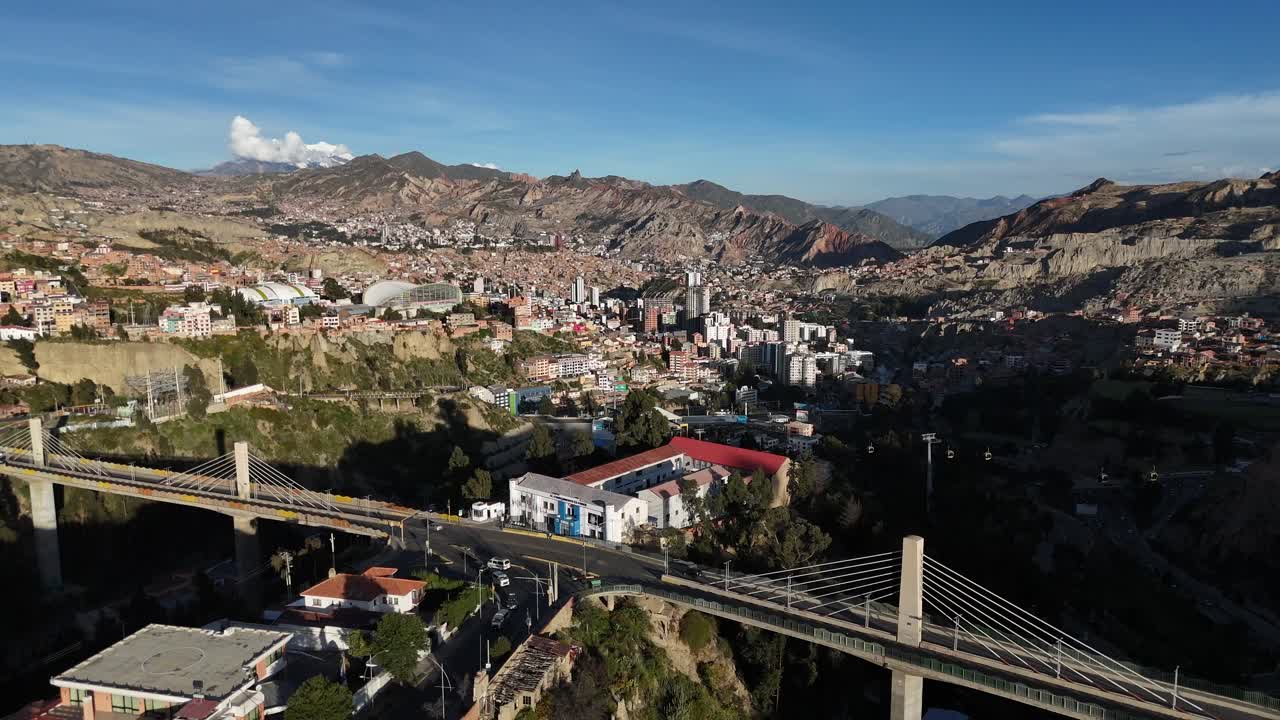 vista aérea de drones de la ciudad capital de bolivia, la paz, américa del sur