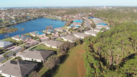 video de dron de 4k de lonas de techo en casas dañadas por el huracán ian en florida - 16x4