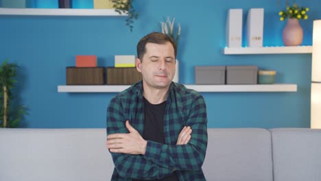 el hombre de mal genio entra en pánico en casa, espera impacientemente, quiere que suceda de inmediato.