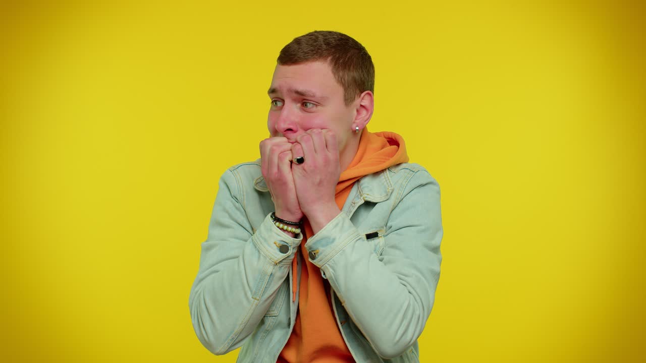 joven asustado mordiendo uñas, sintiéndose preocupado nervioso por problemas graves, estrés y ansiedad