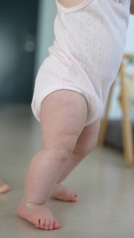 el bebé aprende a caminar