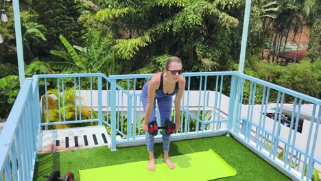 mujer haciendo ejercicios de manivela en un techo