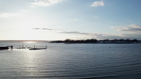 Rising-drone-shot-over-the-water-at-brush-neck-cove-in-Warwick,-Rhode-Island