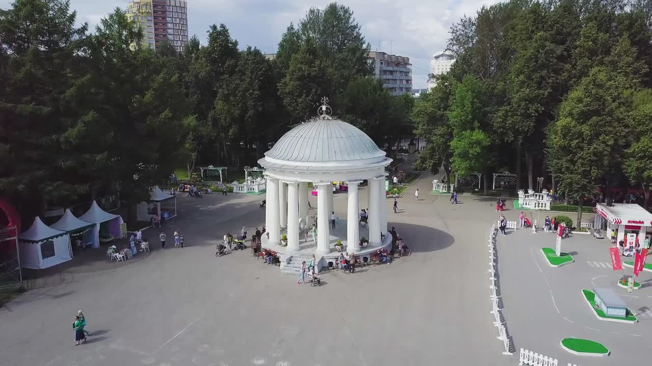 vista aérea de un parque de la ciudad con gazebo y actividades festivas