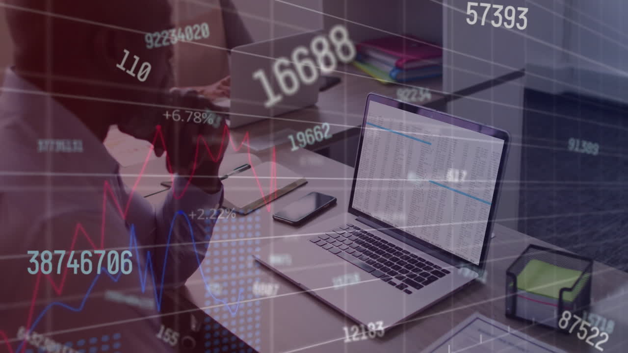 animación de procesamiento de datos financieros sobre empresario afroamericano usando computadora