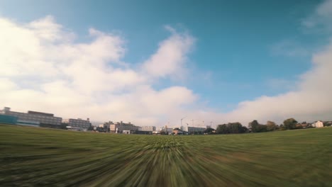 algunos vuelos fpv temprano en la mañana sobre un campo