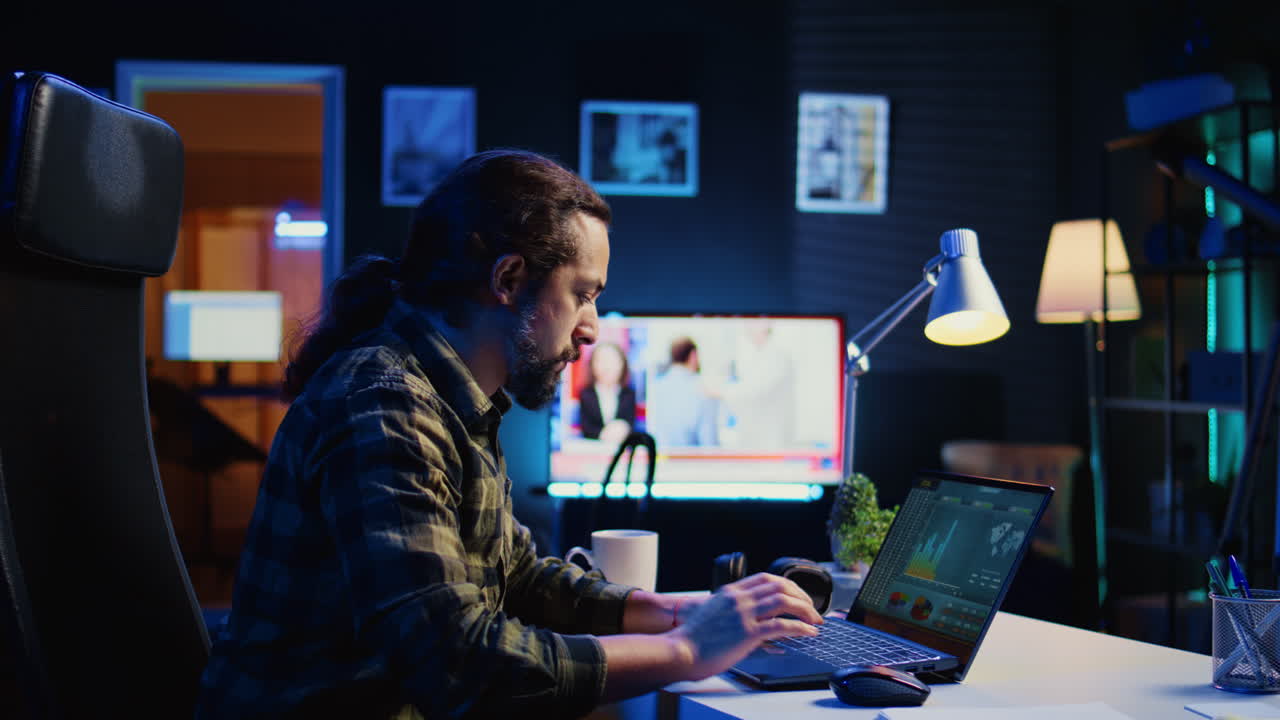 hombre sonriente satisfecho con los datos estadísticos gráficos financieros en la pantalla del portátil