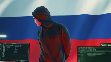 Russischer-Hacker-In-Einer-Staatlichen-IT-Umgebung-Mit-Einer-Russischen-Flagge