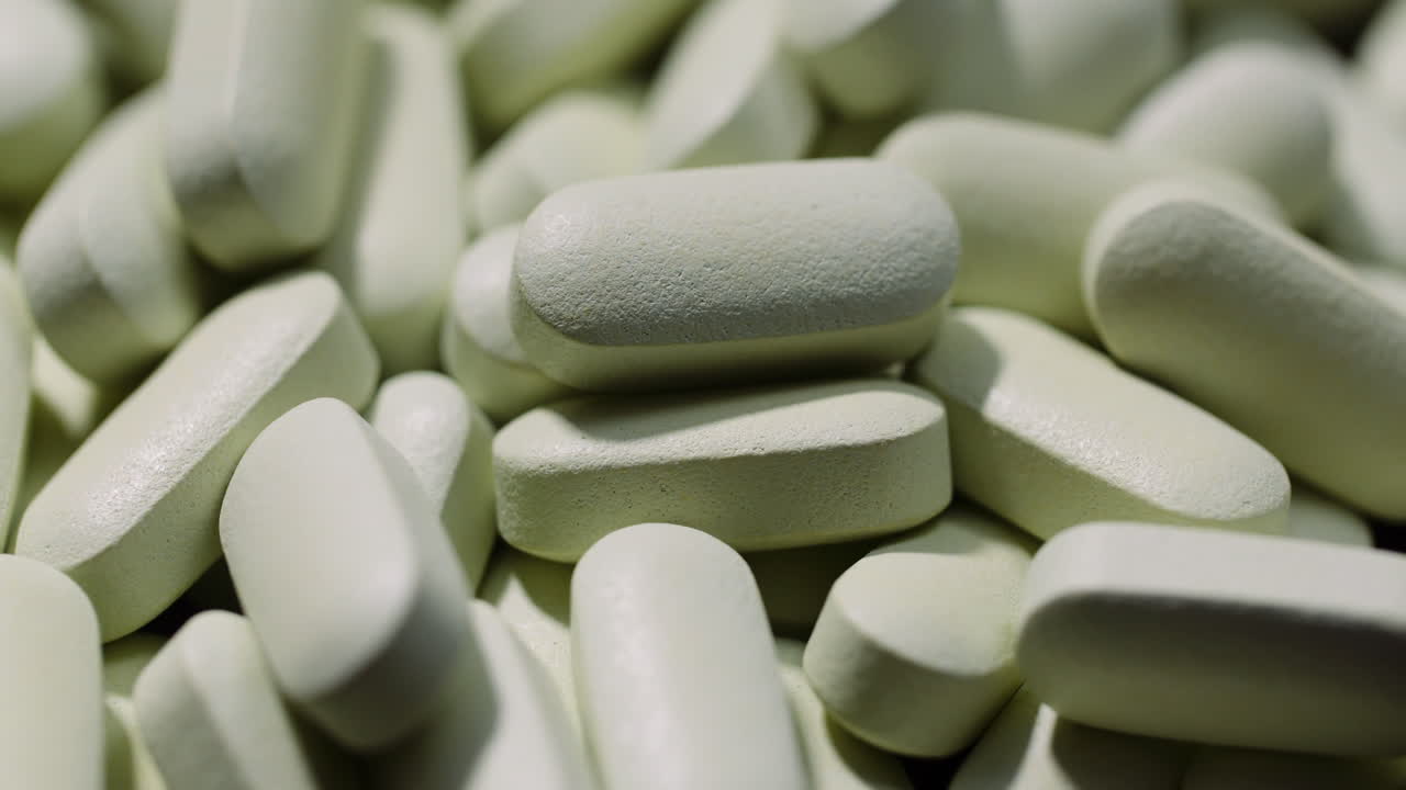 의료 정제 및 알약 회전 제약 산업 마약 알약 격리 된 검정색 배경 1