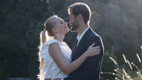 una pareja enamorada.