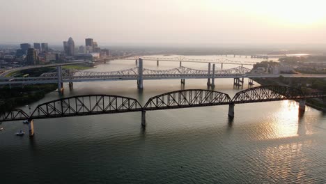 Vista-Aérea-De-Drones-De-Puentes-Entre-Louisville-Y-Jeffersonville,-Puesta-De-Sol-En-Estados-Unidos