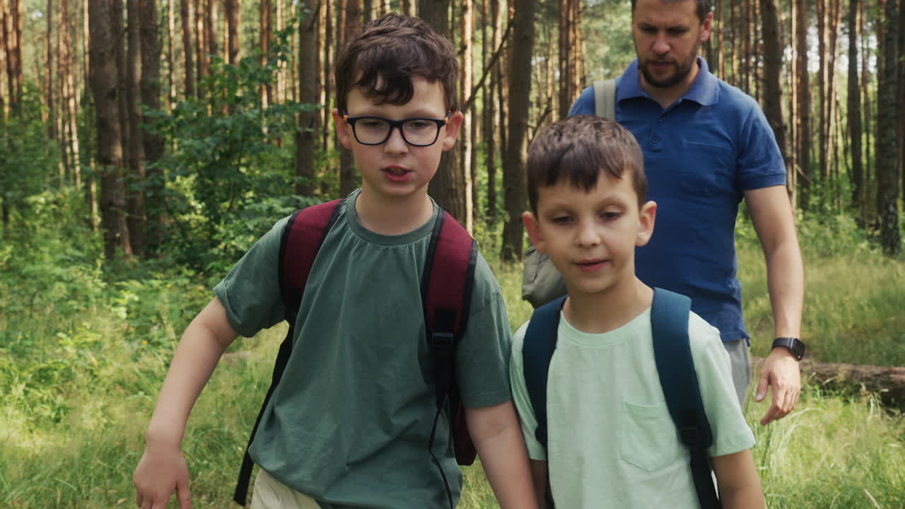 padre siguiendo a sus hijos