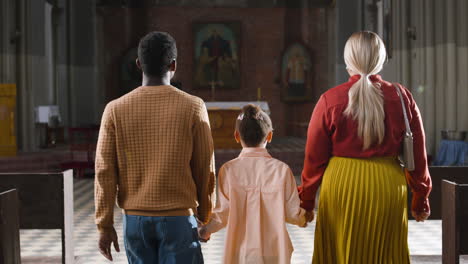 vista trasera de la familia en la iglesia