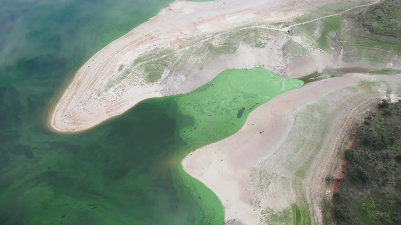 cambio climático: lago árido y desolado