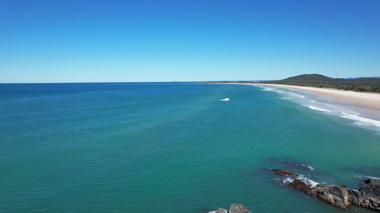 paisaje marino turquesa de la playa de cabarita en nueva gales del sur, australia - fotografía aérea