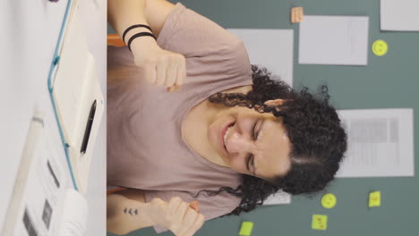 vídeo vertical de una estudiante que tiene un colapso nervioso.
