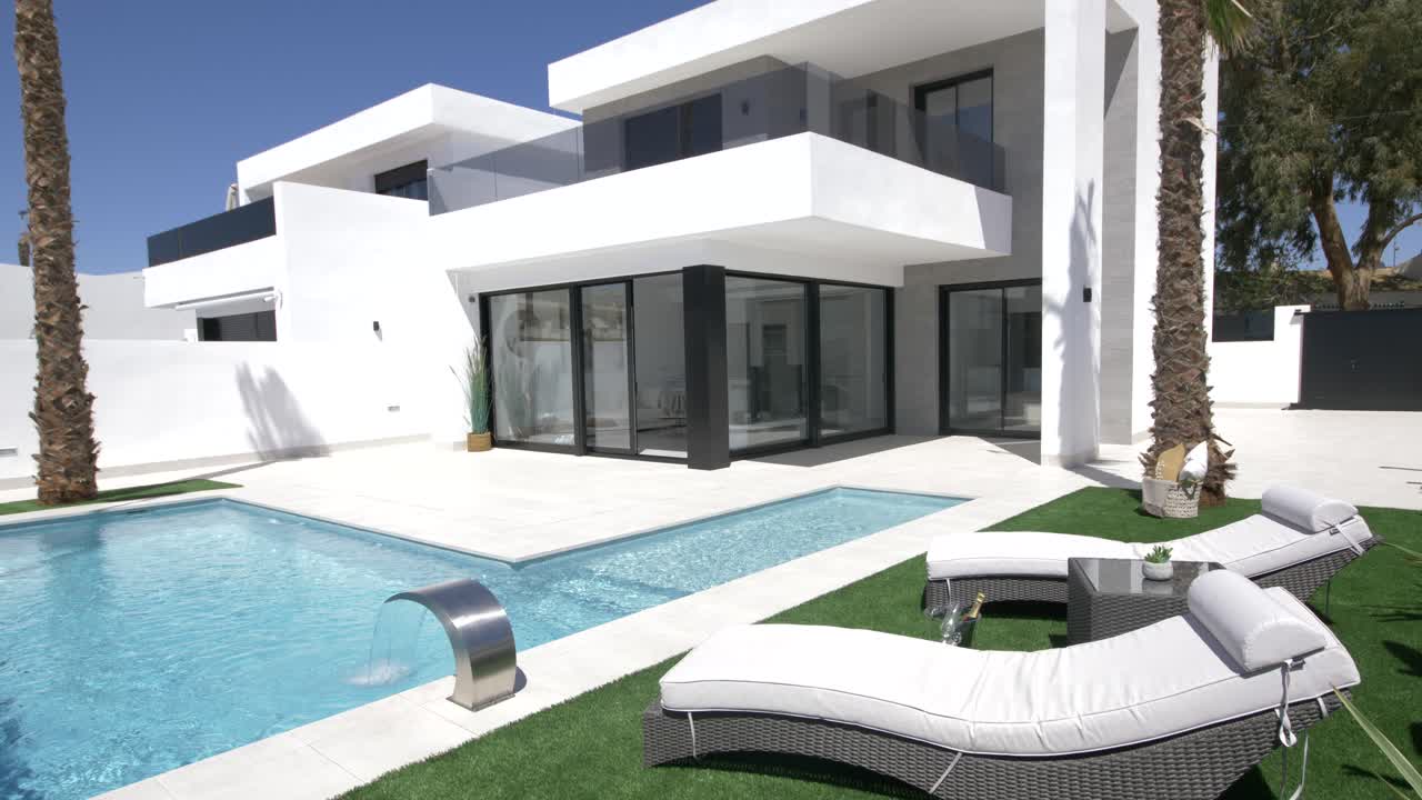 villa de lujo en españa con piscina exterior