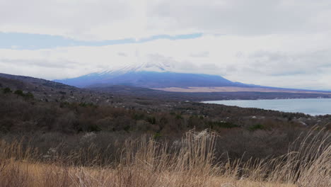 el lago yamanaka y el monte