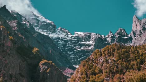 Toma-Cinematográfica-De-Montañas-Nevadas-En-La-Región-De-Gangotri,-India