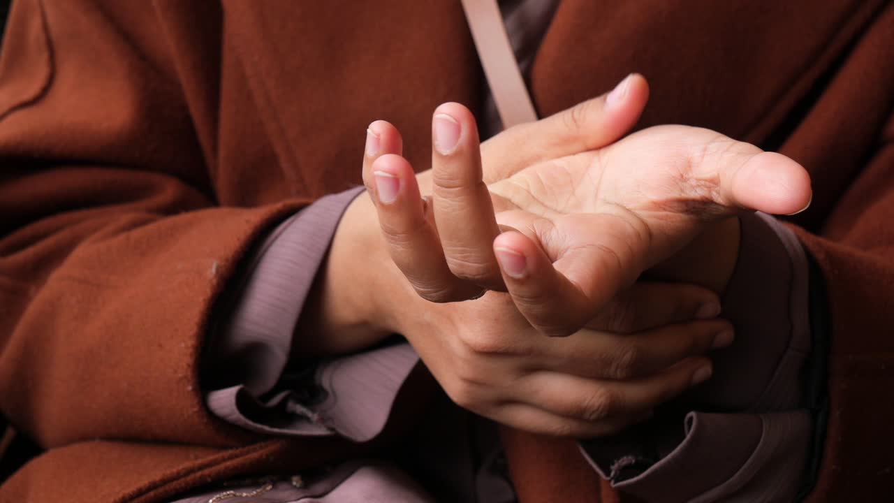 그녀의 손가락에 반지와 함께 여성의 손의 가까운