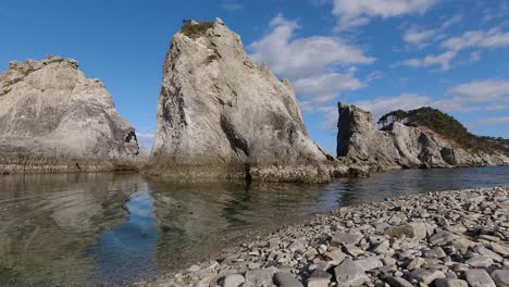 hermoso lapso de tiempo de ángulo bajo en la playa de jodagahama en japón en un día parcialmente nublado