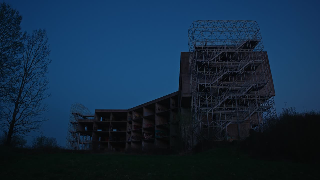 crepúsculo sobre el andamio de un hospital en ruinas, zagreb, croacia