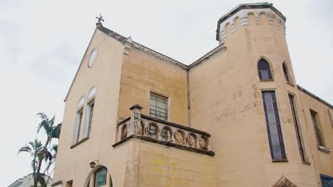 external facade of jose chiachiri museum in a cloudy day in franca - pan shot