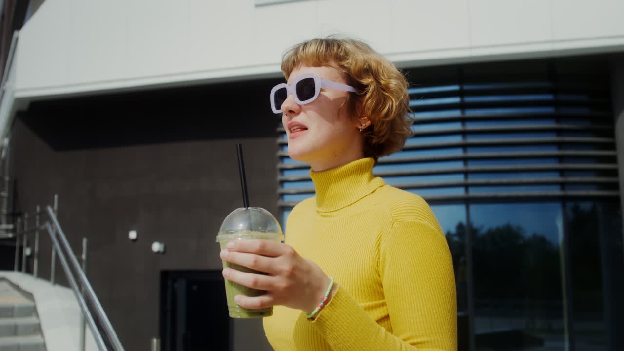 Kvinde nyder en smoothie udendørs