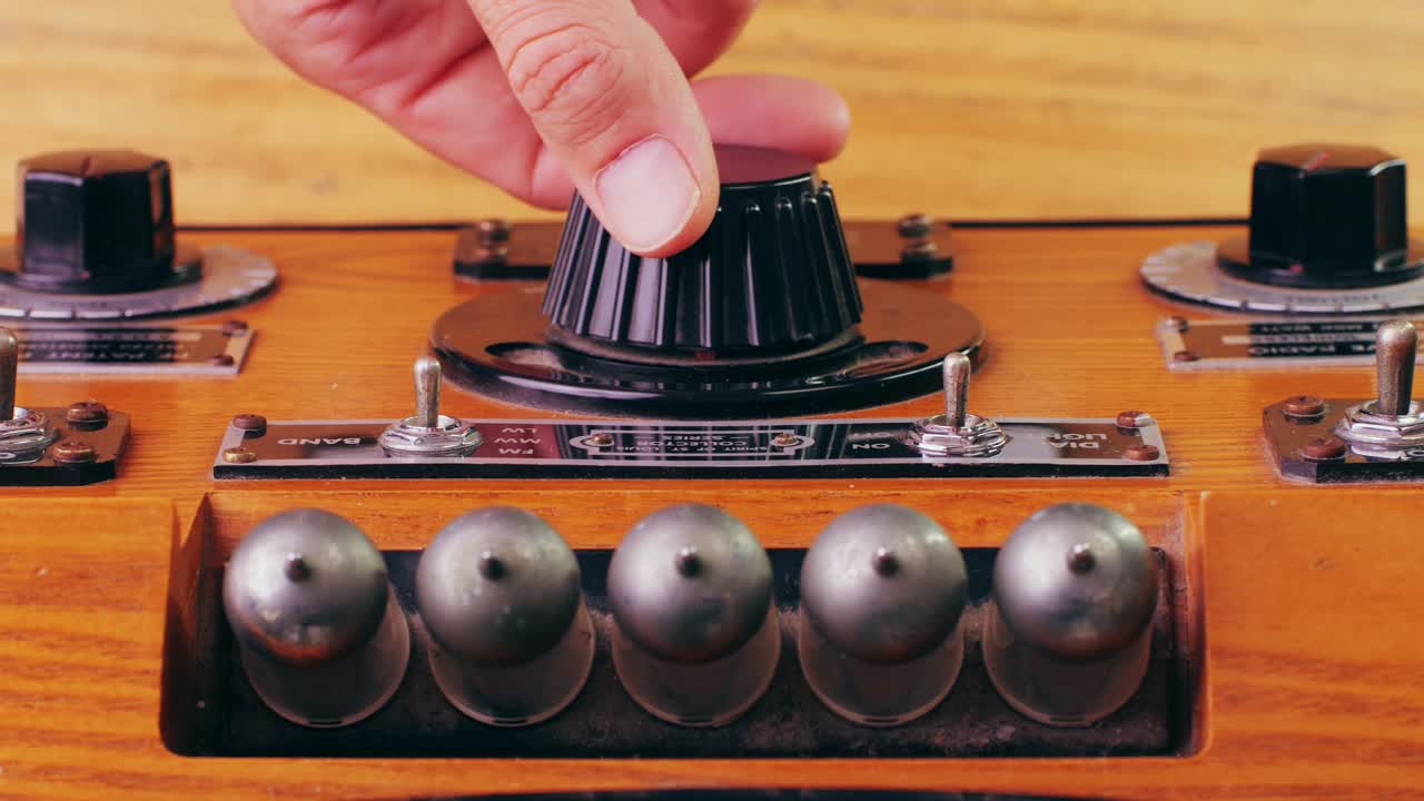Old Retro AM FM Radio with tubes, Hand Changing stations , bulb vintage music player.