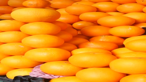 fresh oranges at market