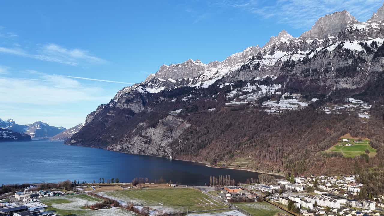 Droonikuva Walensee-järvestä, Walenstadtin kaupungista ja Churfirsten-vuorista.