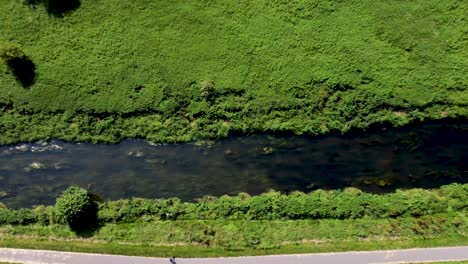 Vogelperspektive-4k-Des-Flusses-Stour-In-Canterbury-Mit-Grasrücken