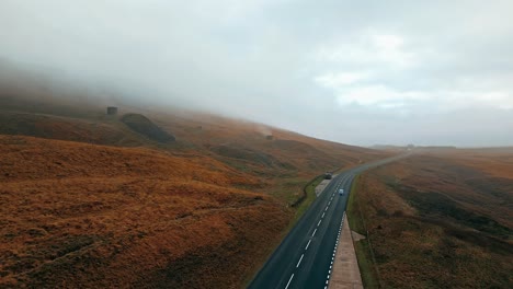 Standedge-Tunnel-Lüftungsschornstein-Hoch-Auf-Den-Pennines-Rauchend,-Während-Ein-Eisenbahnzug-Durch-Den-Tunnel-Zwischen-Marsden-Und-Diggle-Fährt