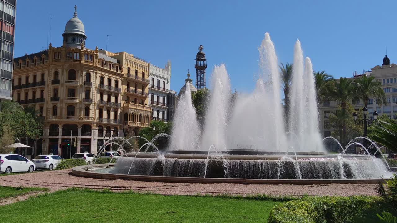 스페인 발렌시아의 마스클레타 광장 (plaza mascleta) 에 있는 기념비적인 분수.