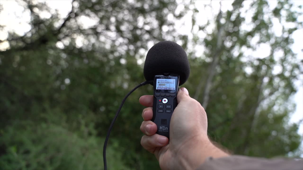grabadora de sonido al aire libre en la mano