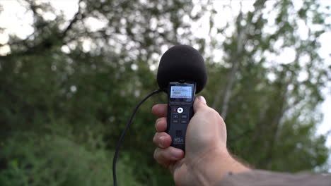 Grabadora-De-Sonido-Al-Aire-Libre-En-La-Mano