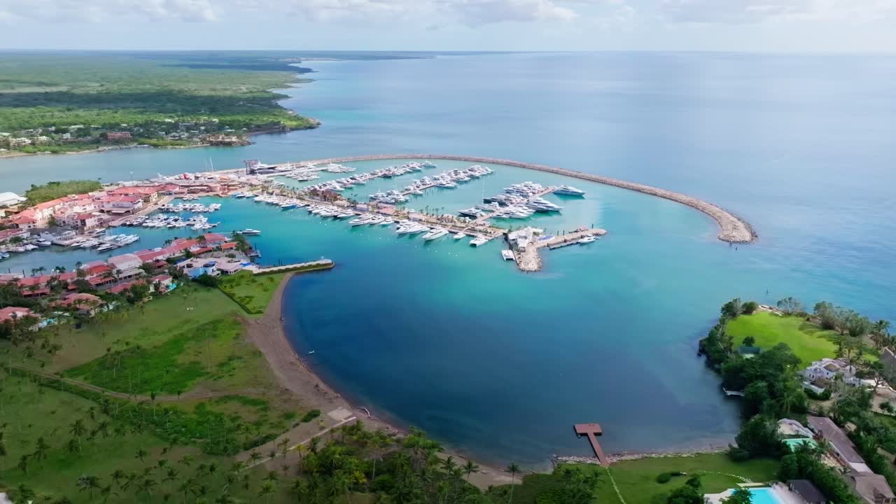 열대 카리브 해안선의 카사 데 캄포 정박지 설정