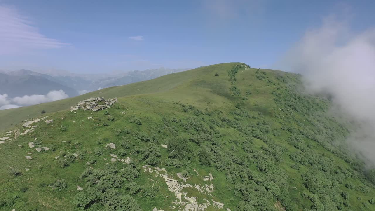 공중 드론 촬영 위치 산, 화창한 날씨 및 아래에서 위로 이동