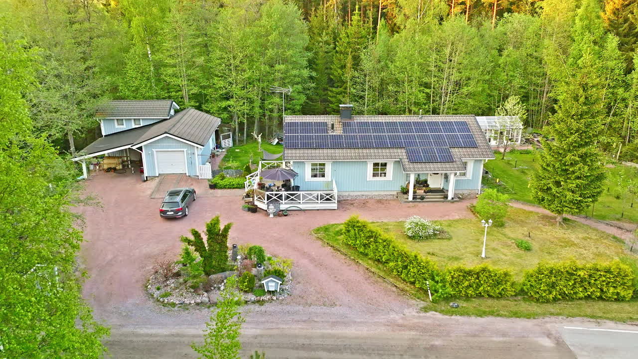 Privat enfamiliehus med solceller og en elbil i indkørslen - Luftfoto