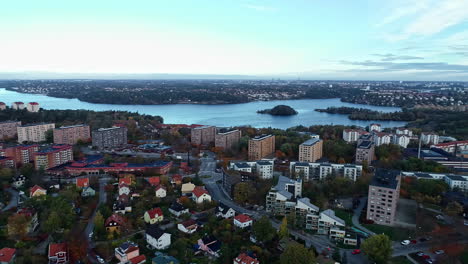 Luftdrohnenaufnahme,-Die-Am-Abend-Hoch-über-Den-Vorortgebäuden-Von-Stockholm-In-Schweden-Fliegt