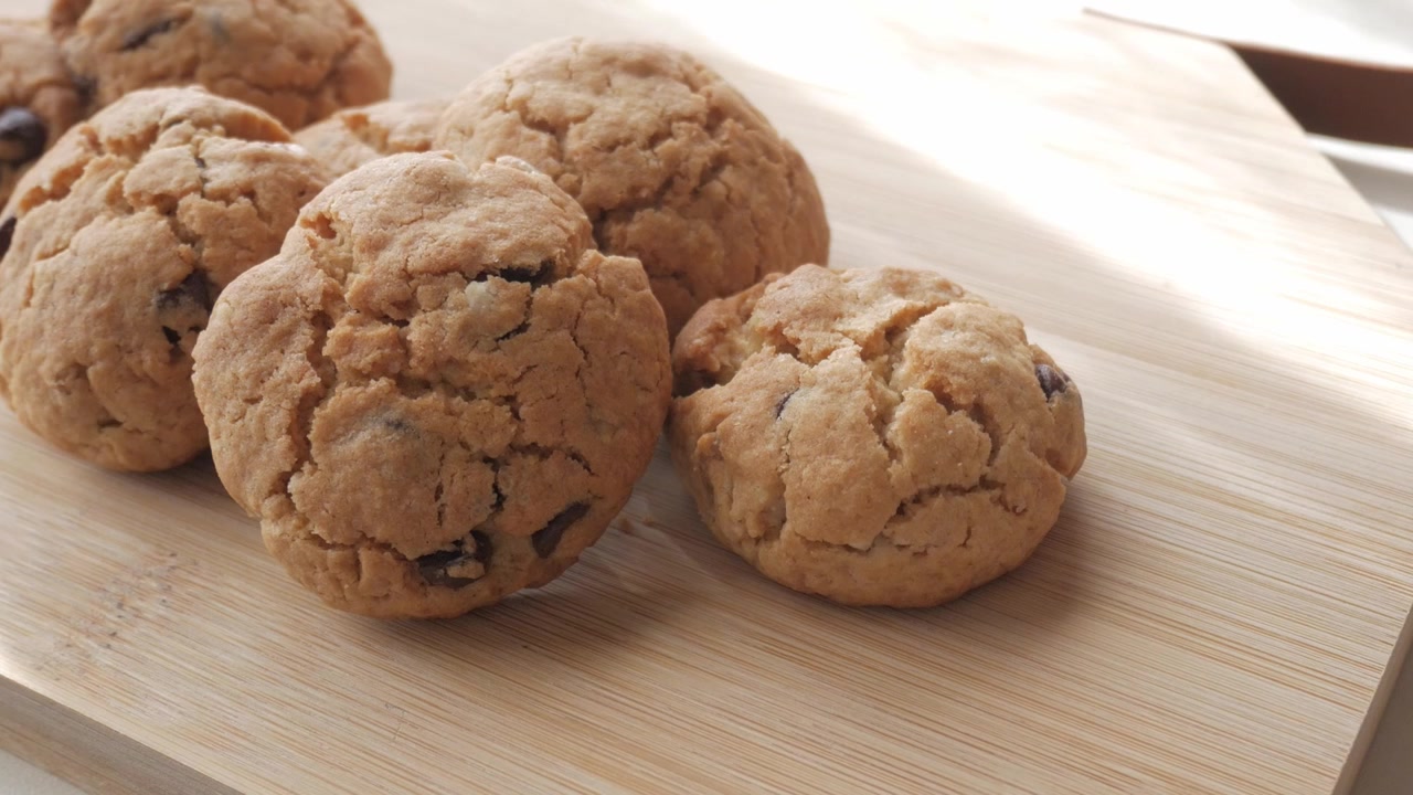 Zoom indietro su biscotti su un vassoio di legno. Biscotti friabili dall'aspetto delizioso.