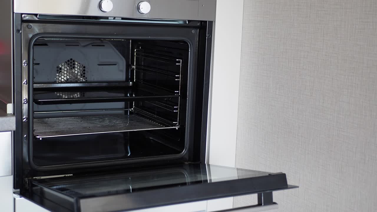 Forno vuoto in una cucina moderna