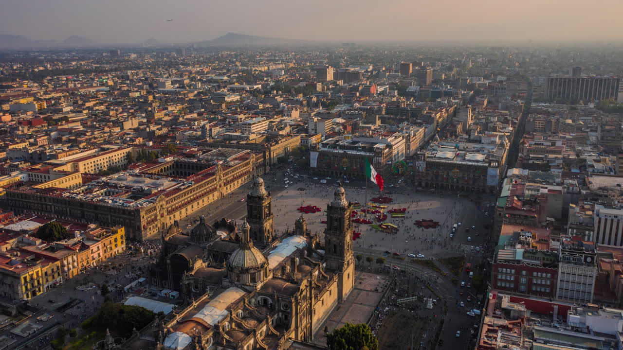 Hyperlapse aereo della piazza principale di Città del Messico, conosciuta come El Zocalo, con decorazioni natalizie e la bandiera messicana
