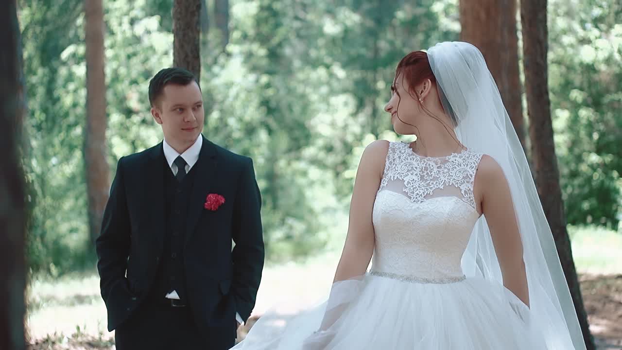 신부는 신랑 앞에서 춤을 춘다. 사건은 숲에서 일어납니다.