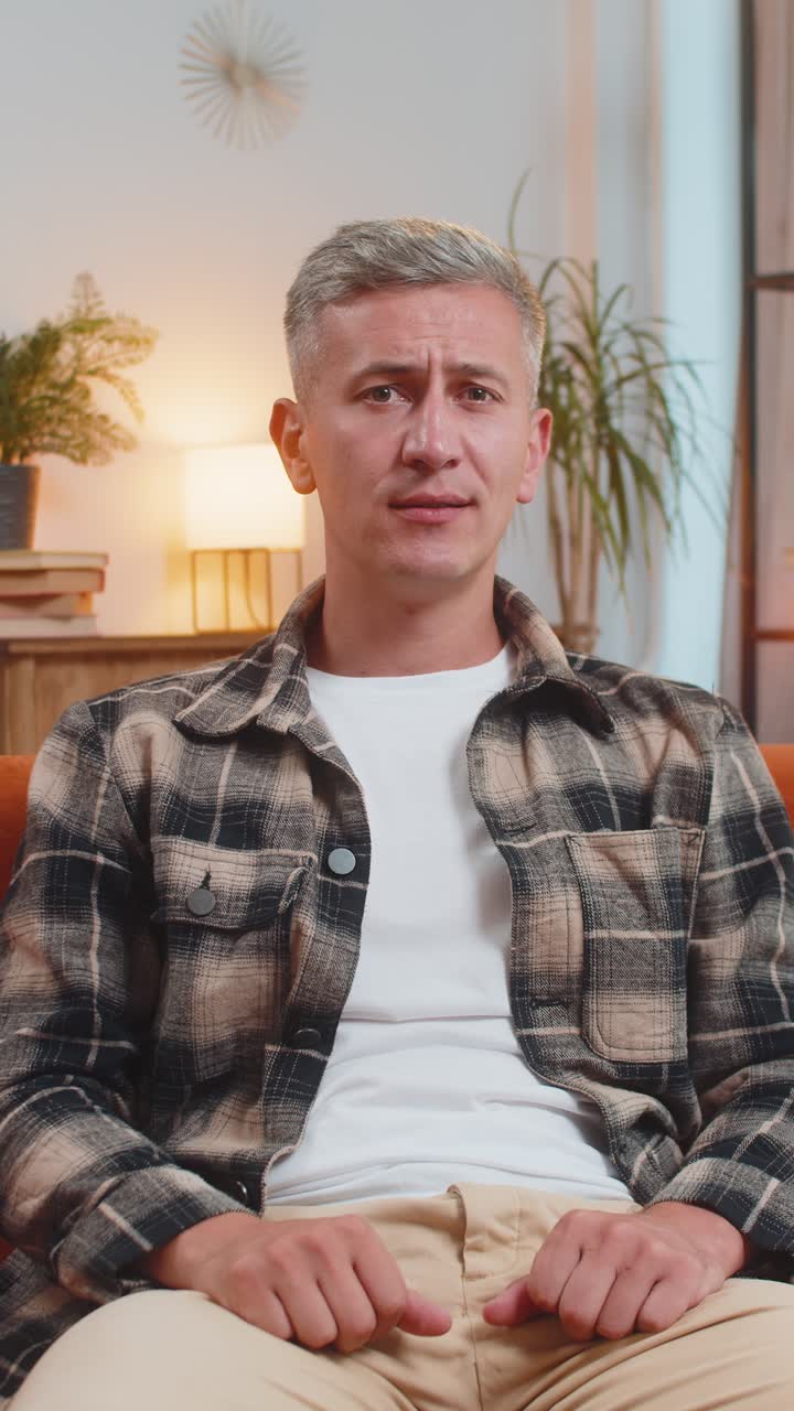 hombre infeliz molesto mostrando los pulgares hacia abajo disgusto gesto que expresa descontento desaprobación insatisfecho