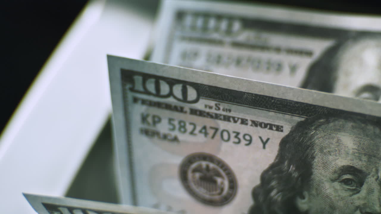 billetes de cien dólares en un cajero automático