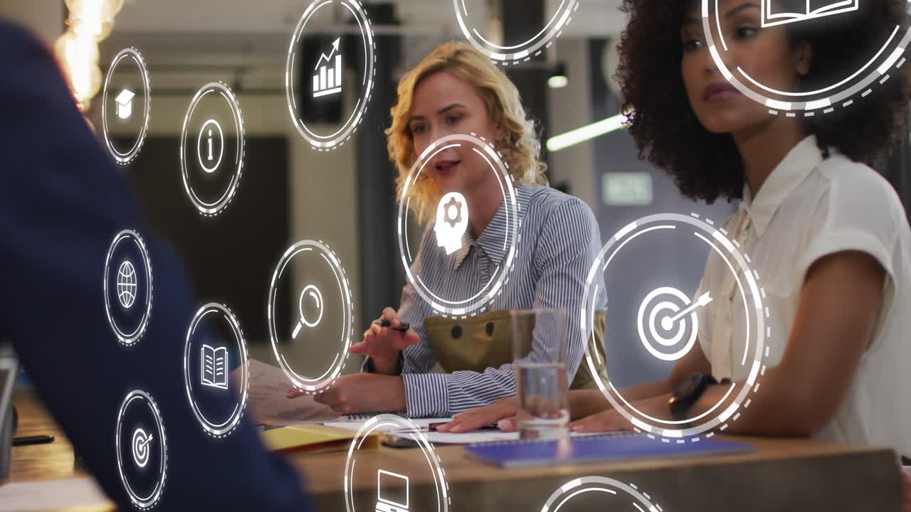 animación de múltiples iconos digitales contra un grupo de diversos colegas discutiendo en la oficina