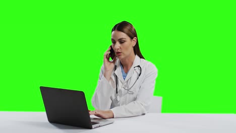 Doctora-Caucásica-Sobre-Fondo-De-Pantalla-Verde